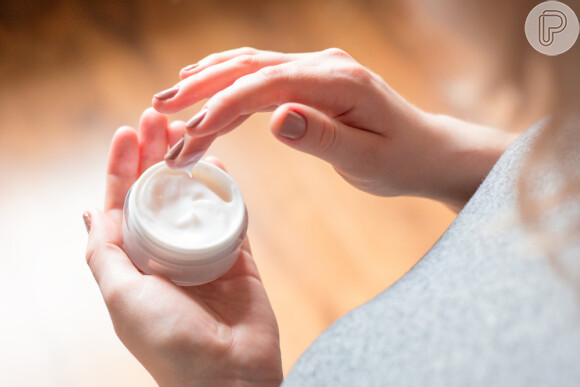 Hidratar a pele oleosa com cremes ou outros produtos é essencial para evitar pele opaca e ressecada