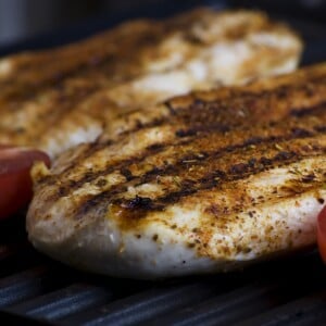 Uma boa opção de cardápio para dieta são as proteínas como frango, carnes e ovos.