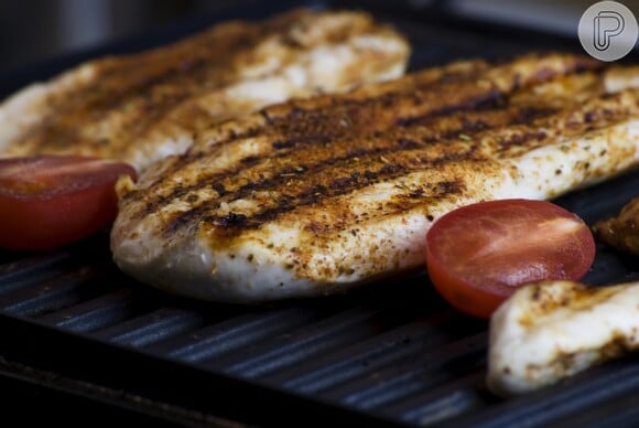 Uma boa opção de cardápio para dieta são as proteínas como frango, carnes e ovos.