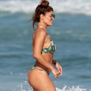 Juliana Paes foi flagrada ao se divertir em dia de praia