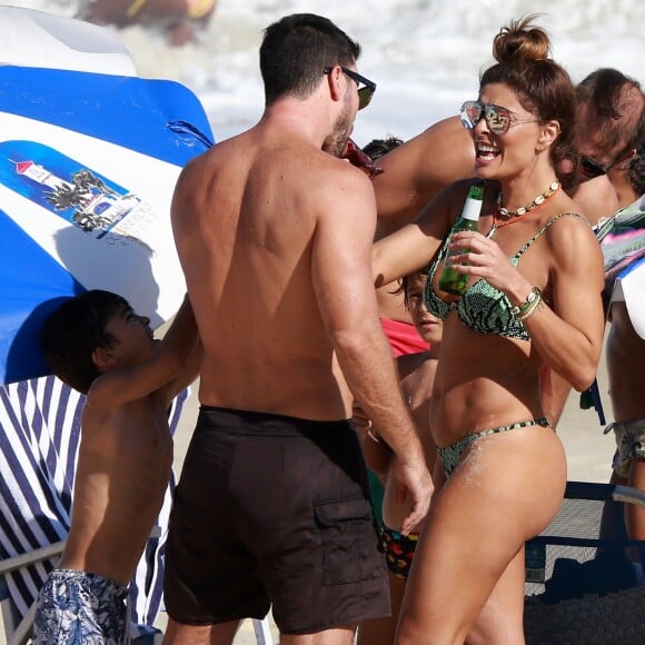 Juliana Paes bebe cerveja ao lado do marido, Carlos Eduardo Baptista