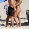 Juliana Paes e o marido, Carlos Eduardo Baptista, curtem dia de praia