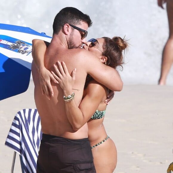Juliana Paes troca beijos com o marido, Carlos Eduardo Baptista, em praia do Rio de Janeiro, em 10 de agosto de 2019