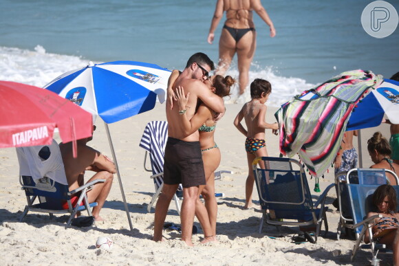 Juliana Paes e o marido, Carlos Eduardo Baptista, se beijam em praia