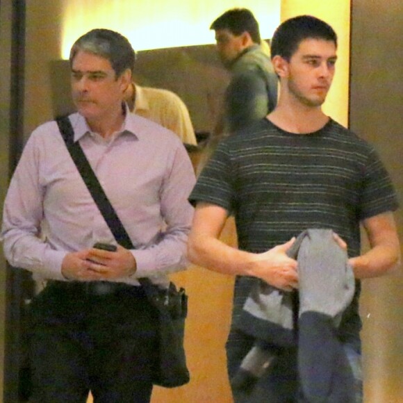 William Bonner comhnada churrasco em família com o filho, Vinícius Bonemer