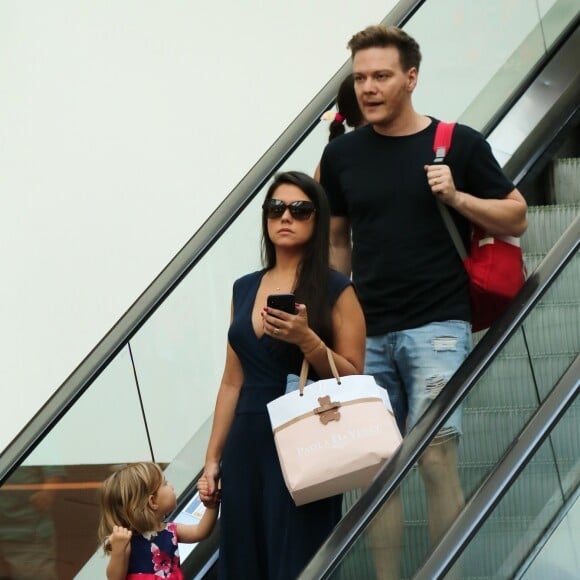 Thais Fersoza e Michel Teló fizeram um passeio em família com os filhos no Rio de Janeiro