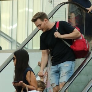 Thais Fersoza e Michel Teló foram fotografados durante passeio em família no Rio