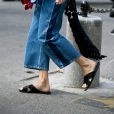 Jeans com top maximalista complementado por chinelo minimalista, o hi lo sempre é moda