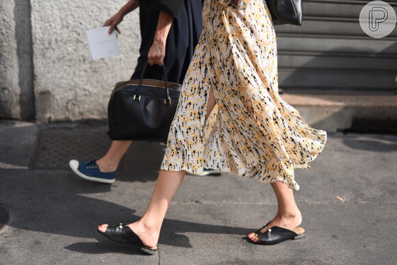 Chinelo chique no look de saia floral, perfeito para o verão, uma das trends da temporada