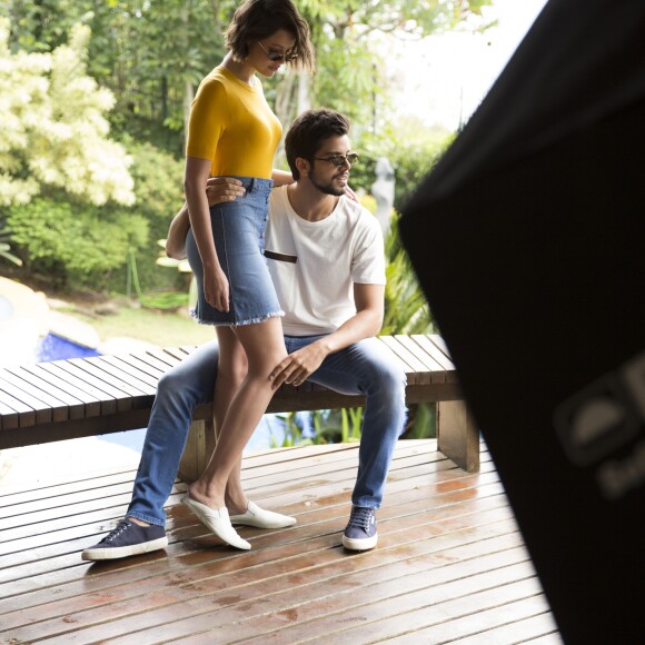 Agatha Moreira usa looks lisos e despojados em sessão de fotos com o namorado