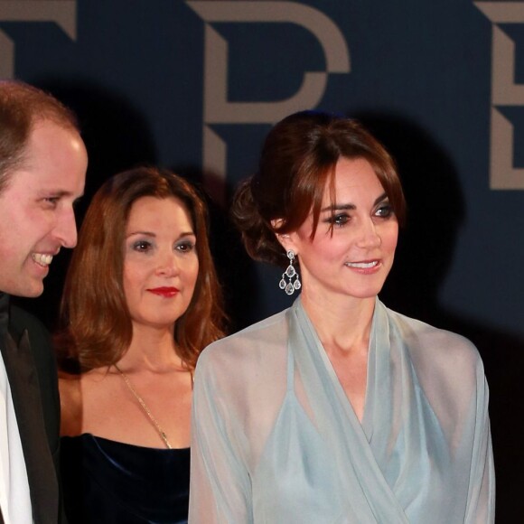 Kate Middleton escolheu um longo em tom claro de azul para evento com o marido, William