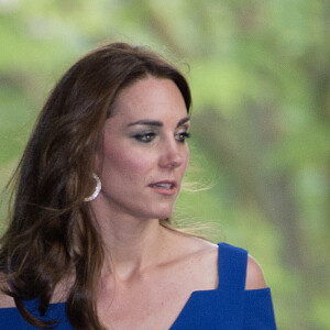 Kate Middleton usou um longo azul royal com decote geométrico em evento olímpico
