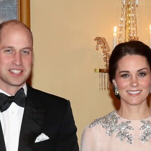 Kate Middleton escolheu um tom de nude Alexander McQueen com vestido com capa durante viagem com o marido, Príncipe William