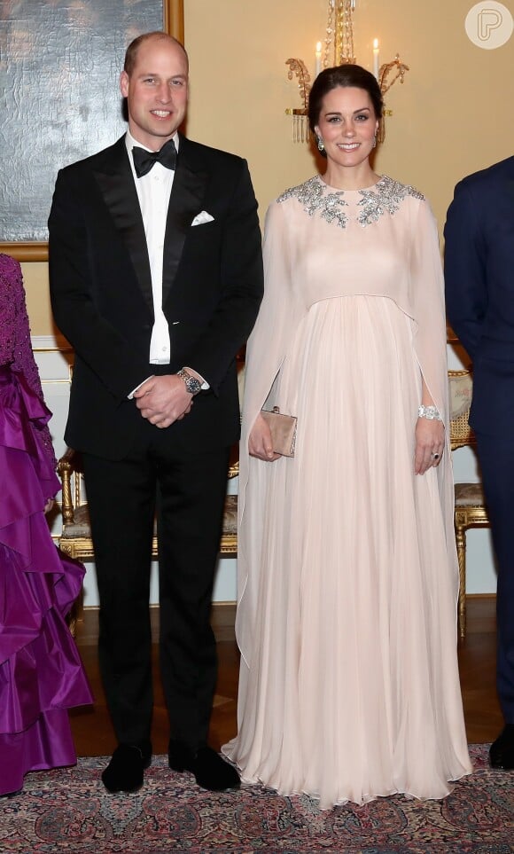 Kate Middleton escolheu um tom de nude Alexander McQueen com vestido com capa durante viagem com o marido, Príncipe William
