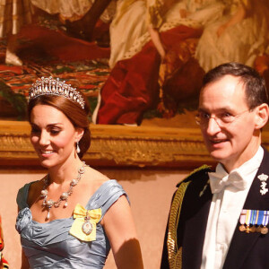 Kate Middleton usou um vestido Alexander McQueen em tom de azul lavado em homenagem à família real holandesa