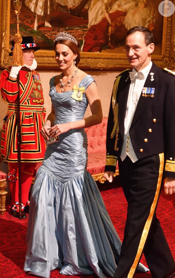 Kate Middleton usou um vestido Alexander McQueen em tom de azul lavado em homenagem à família real holandesa