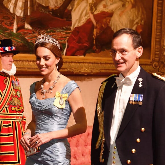 Kate Middleton usou um vestido Alexander McQueen em tom de azul lavado em homenagem à família real holandesa