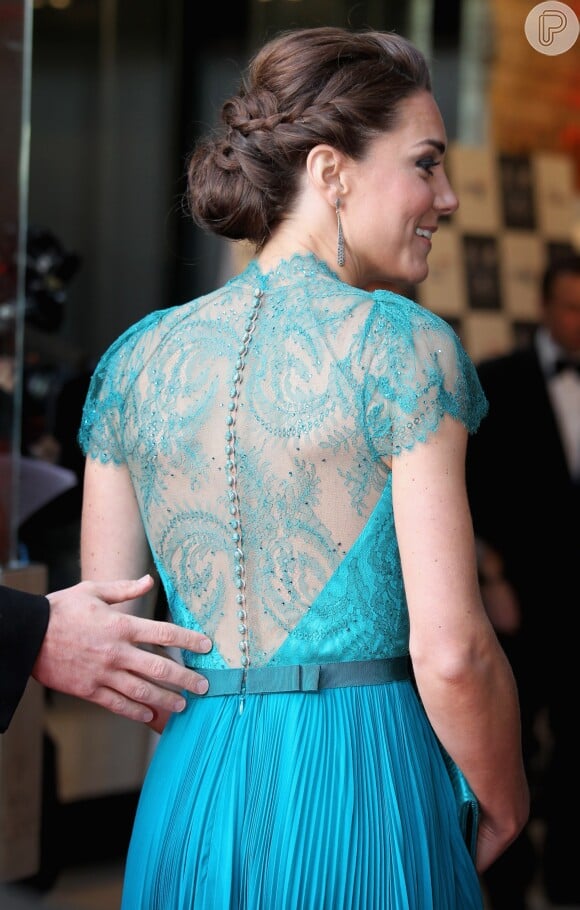 Kate Middleton valorizou o bordado das costas do vestido com o cabelo penteado com trança