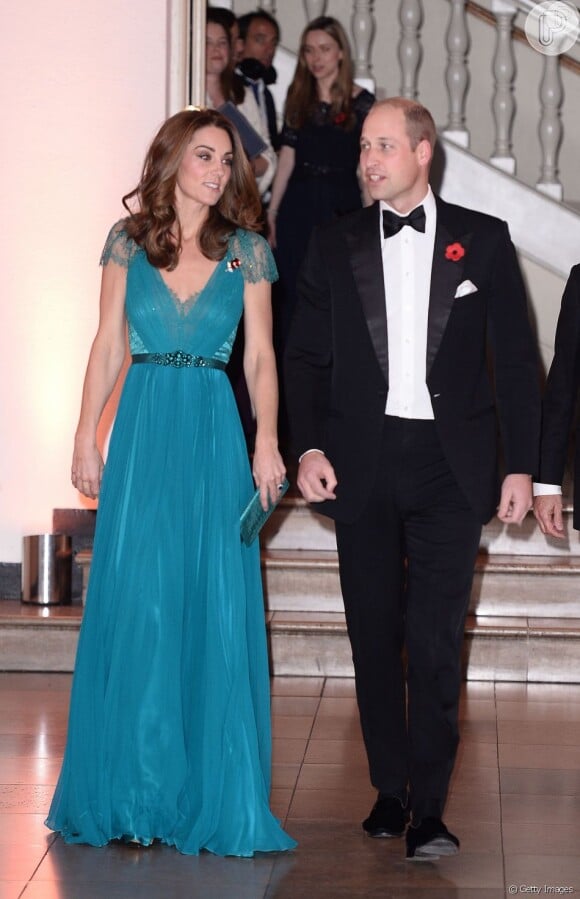 Kate Middleton é fã de modelagens femininas, como este longo azul turquesa Jenny Packham