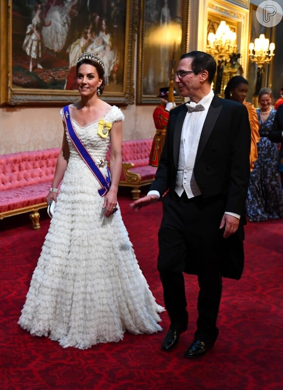 Kate Middleton escolheu um longo com diferentes minicamadas para evento com o governo dos EUA