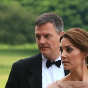 Kate Middleton brilhou com um vestido metalizado Jenny Packham