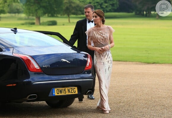 Kate Middleton brilhou com um vestido metalizado Jenny Packham