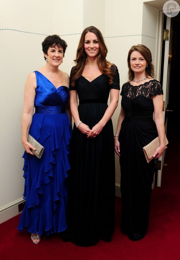 Kate Middleton usou um vestido preto Jenny Packham com decote discreto