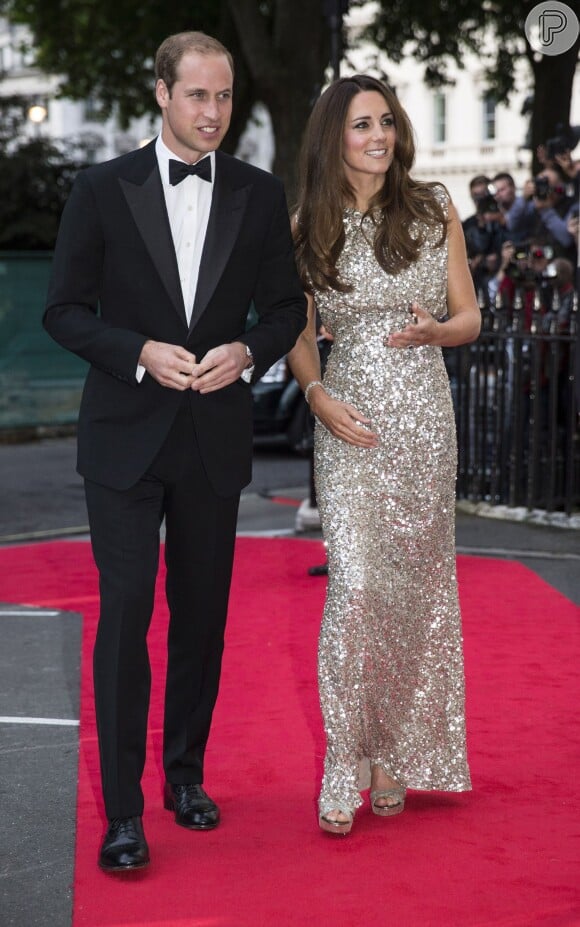 Kate Middleton brilhou em 2013 com outro longo Jenny Packham em tom prateado