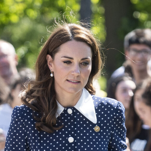 Kate Middleton usou um vestido de poá azul que pode inspirar convidadas de casamento e festas