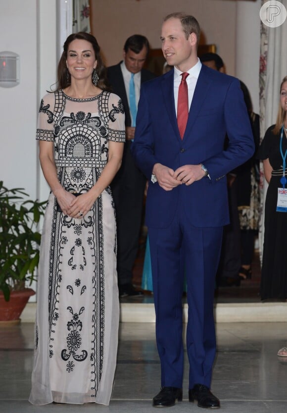 Kate Middleton 'criou' um longo com cropped e saia longa durante visita à Índia
