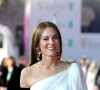 Vestido branco exuberante com luvas foi aposta de Kate Middleton para o BAFTA