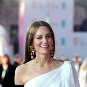 Vestido branco exuberante com luvas foi aposta de Kate Middleton para o BAFTA