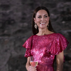O vestido longo cor de rosa com brilho foi usado por Kate Middleton em viagem à Belize