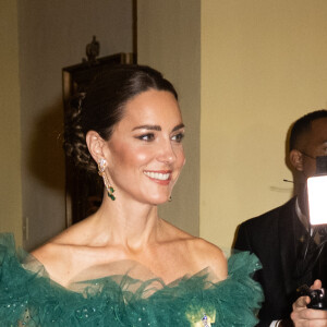 Kate Middleton estava uma verdadeira princesa com esse longo verde escuro em viagem