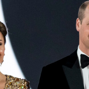 Vestido longo dourado usado por Kate Middleton tinha capa, detalhe que deixou visual ainda mais luxuoso