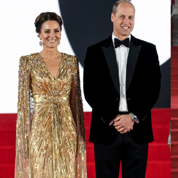 Vestido longo dourado usado por Kate Middleton tinha capa, detalhe que deixou visual ainda mais luxuoso