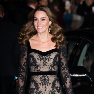 Kate Middleton escolheu vestido preto com renda para ida ao teatro em Londres
