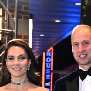 O vestido verde escolhido por Kate Middleton tinha modelagem ajustada ao corpo e decote ombro a ombro