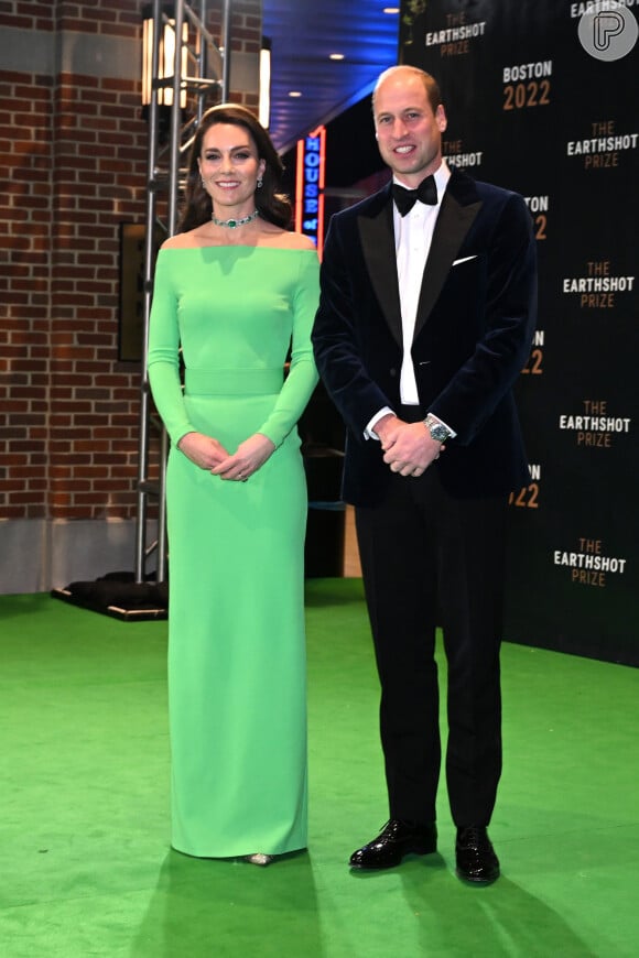 O vestido verde escolhido por Kate Middleton tinha modelagem ajustada ao corpo e decote ombro a ombro