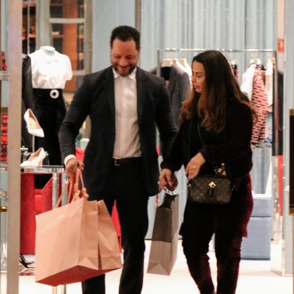 Viviane Araujo ganha ajuda com sacolas ao deixar loja de shopping