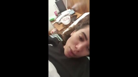Anitta ganha presente sensual de amigo e dá explicações sobre ele em vídeo