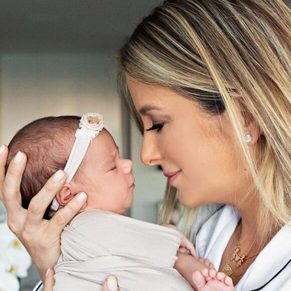 Ticiane Pinheiro furou as orelhas da filha caçula, Manuella, neste sábado, 17 de agosto de 2019