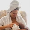 Ticiane Pinheiro contratou uma equipe de enfermagem que usa acupuntura para furar a orelha dos bebês de forma humanizada e indolor