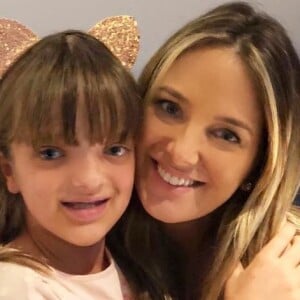 Ticiane Pinheiro dividiu com fãs desafio de ser mãe de duas meninas, Rafaella, de 10 anos, e Manuella, de 1 mês: 'Enquanto dou de mamar para Manu, Rafinha quer que eu conte histórias e quando estou brincando de boneca com a Rafa, Manu chora que quer mamar'