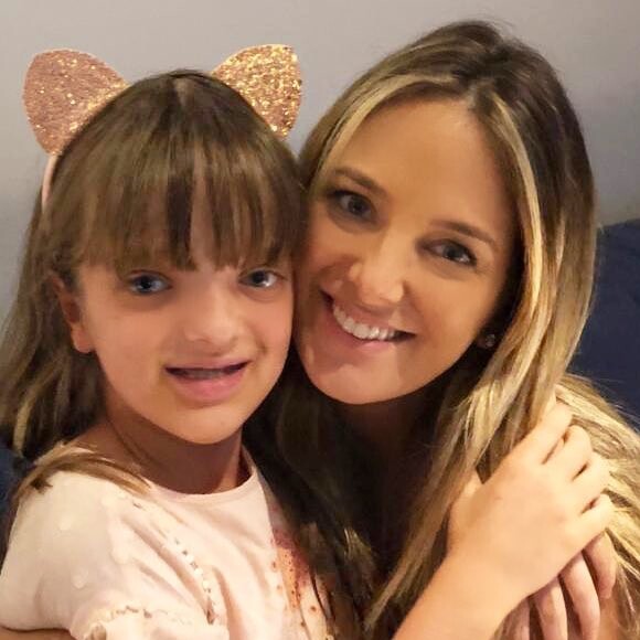 Ticiane Pinheiro dividiu com fãs desafio de ser mãe de duas meninas, Rafaella, de 10 anos, e Manuella, de 1 mês: 'Enquanto dou de mamar para Manu, Rafinha quer que eu conte histórias e quando estou brincando de boneca com a Rafa, Manu chora que quer mamar'