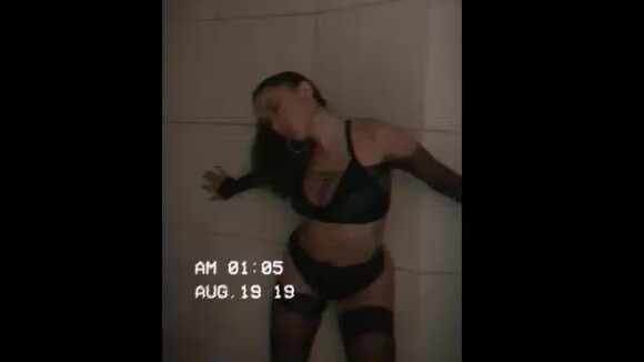 Anitta sensualiza dançando 'Fuego' em banheiro de hotel