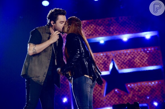 Fernando Zor deu um beijo em Maiara durante gravação do seu novo DVD