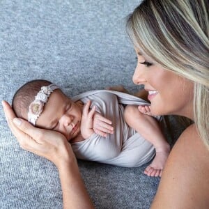 Ticiane Pinheiro comemorou o primeiro mês da filha Manuella e postou foto do ensaio newborn da caçula