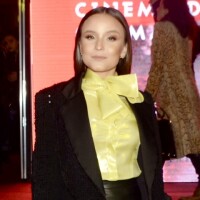 Seda metalizada e couro: Larissa Manoela faz mix de texturas em look em Gramado