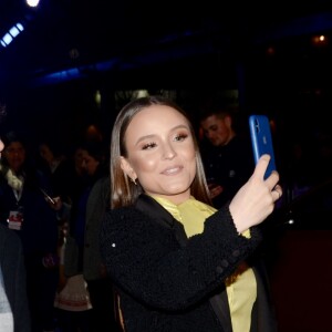 Larissa Manoela faz selfie com fã tapete vermelho do 47º Festival de Cinema de Gramado 2019